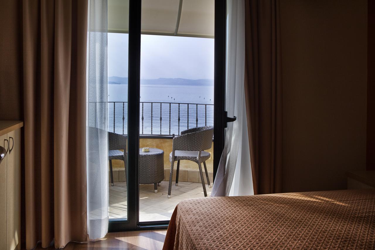 Hotel La Rondine Sirmione Exterior photo