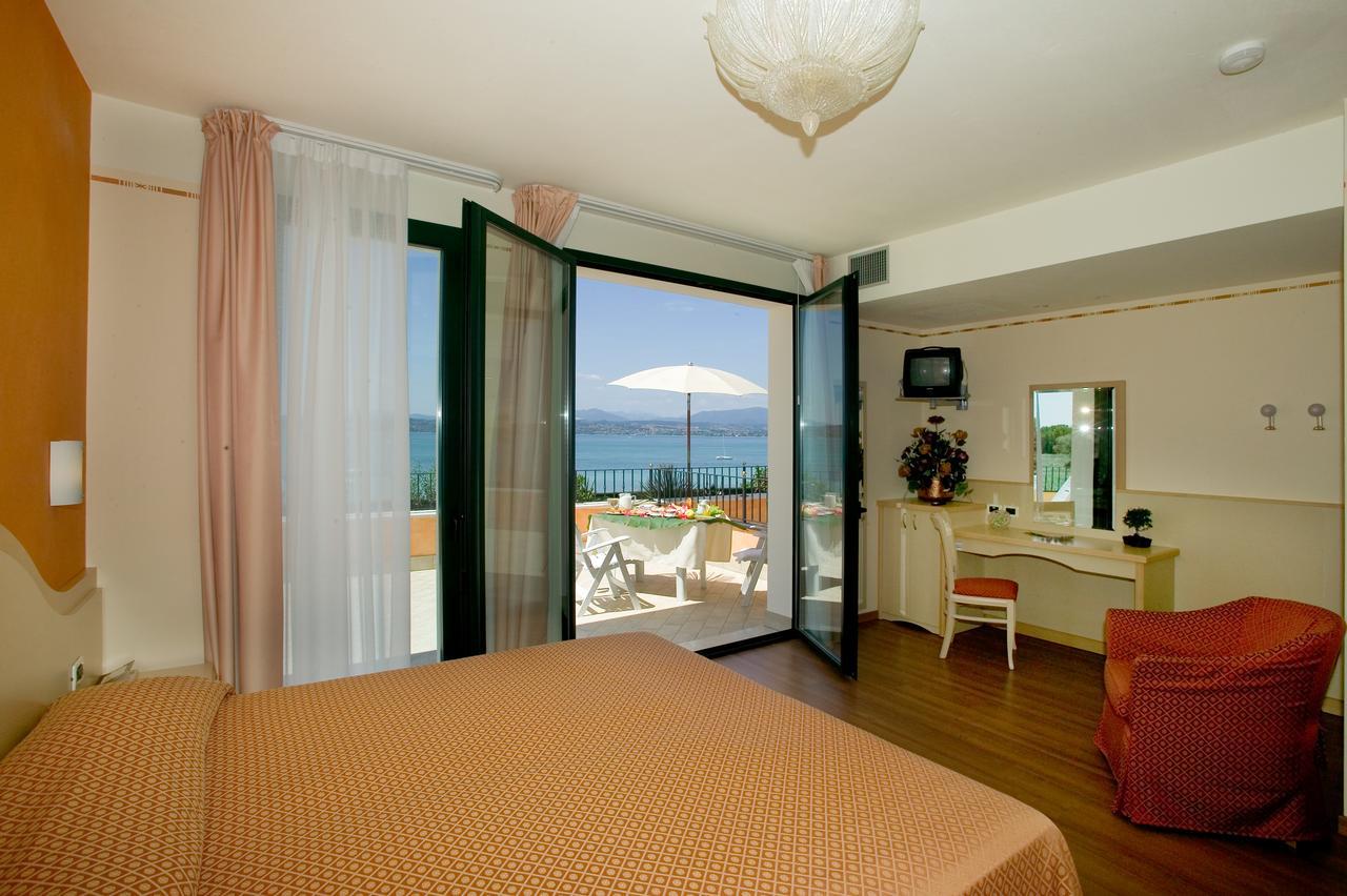 Hotel La Rondine Sirmione Exterior photo