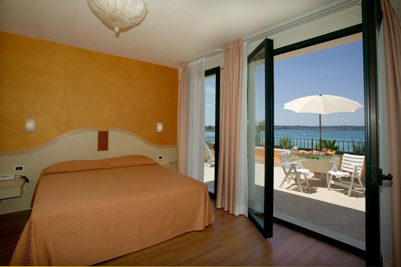 Hotel La Rondine Sirmione Exterior photo